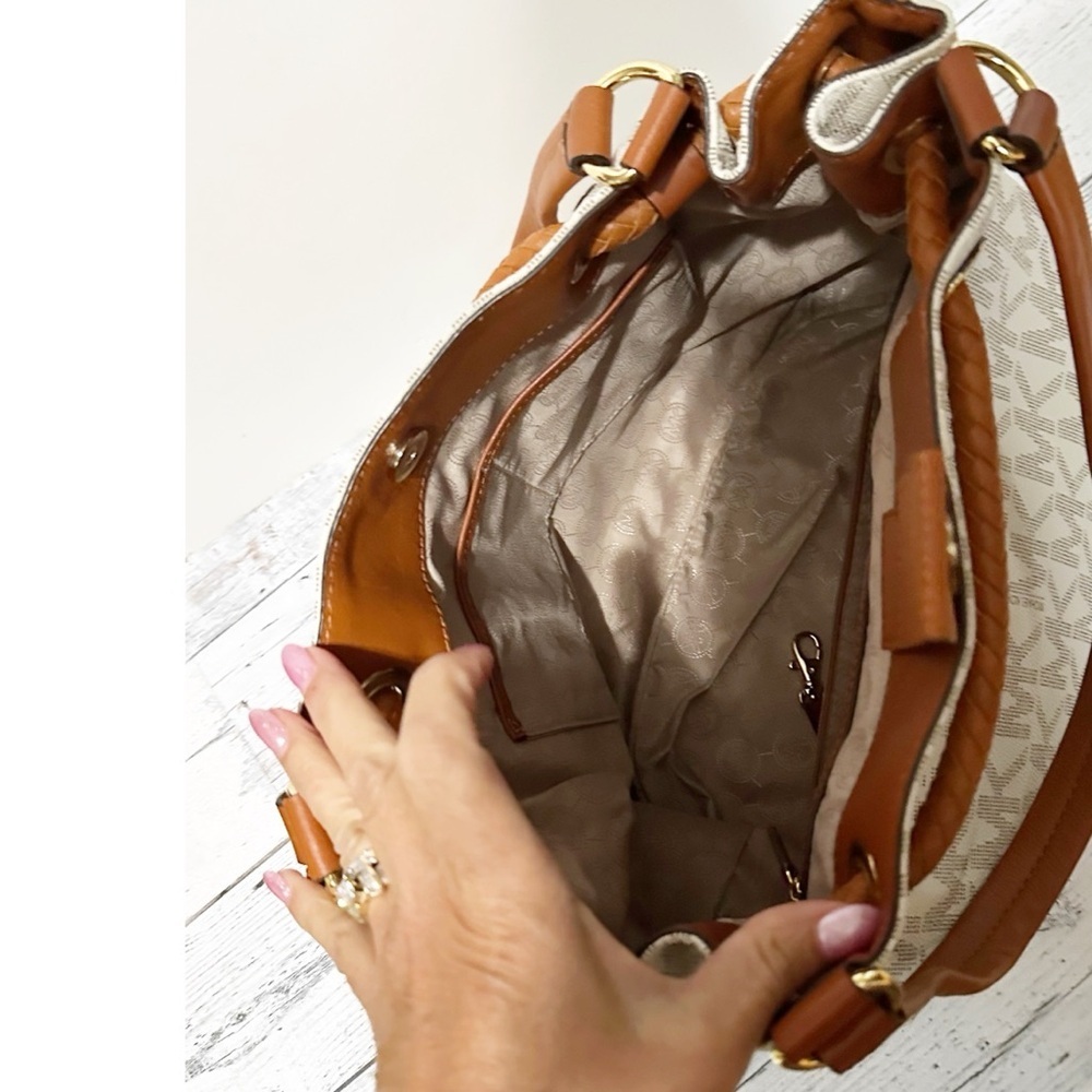 MICHAEL MICHAEL KORS
Jet Set Item Large Gathered Logo Tote - Picture 9 of 10